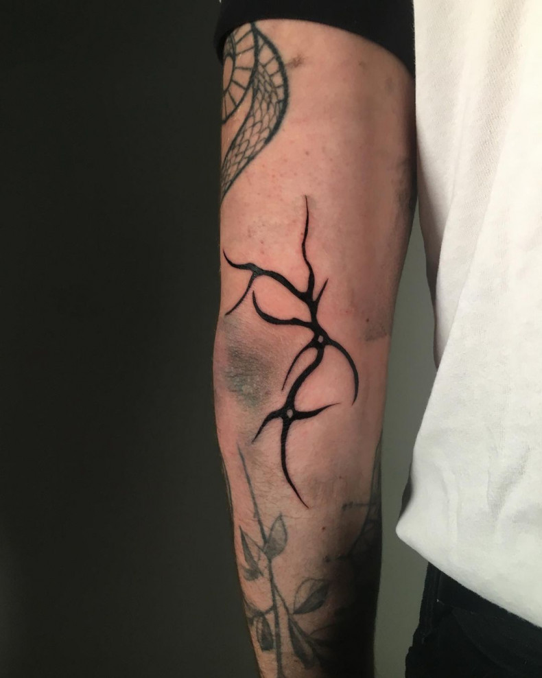 Männer Ellbogen, photo - Tattoo-Studio Bare Black