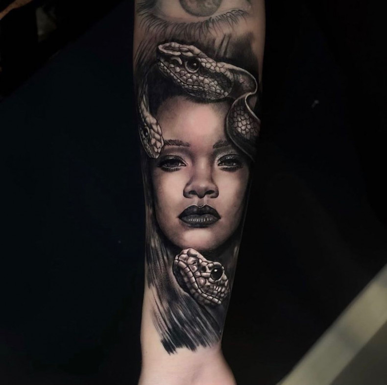 Männer schlangen Arm, photo - Tattoo-Studio Ivory Tattoo