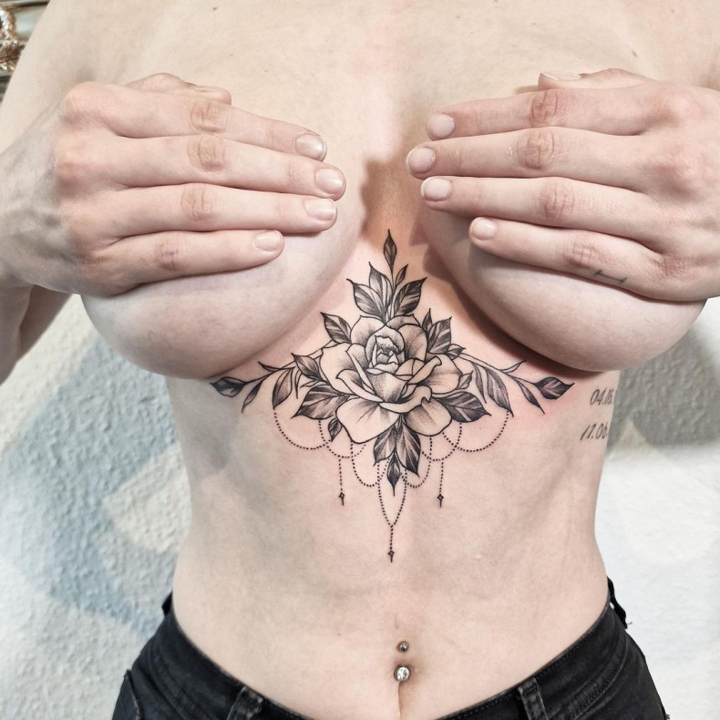 Frauen unter der Brust Blumen, photo - Tattoo-Studio Hungarink