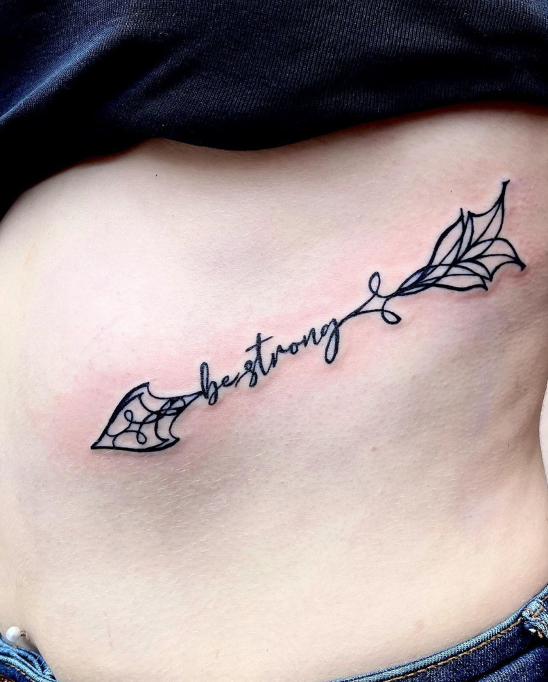 Seiten schriftzug Pfeil, photo - Tattoo-Studio Ein Farbig