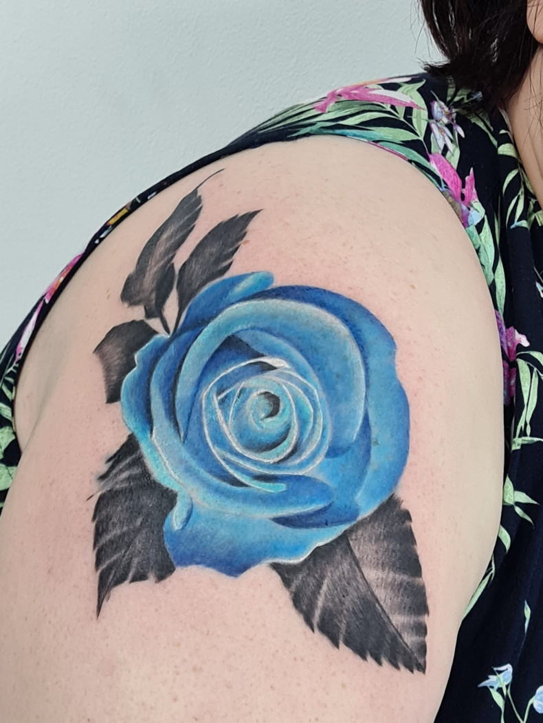 Schulter Rosen bunt, photo - Tattoo-Studio Tattooplace