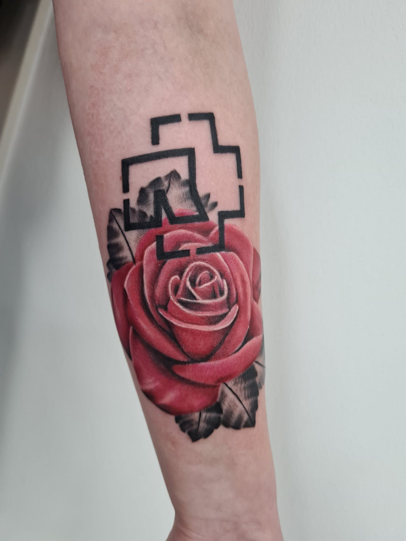 Männer Unterarm Rosen, photo - Tattoo-Studio Tattooplace