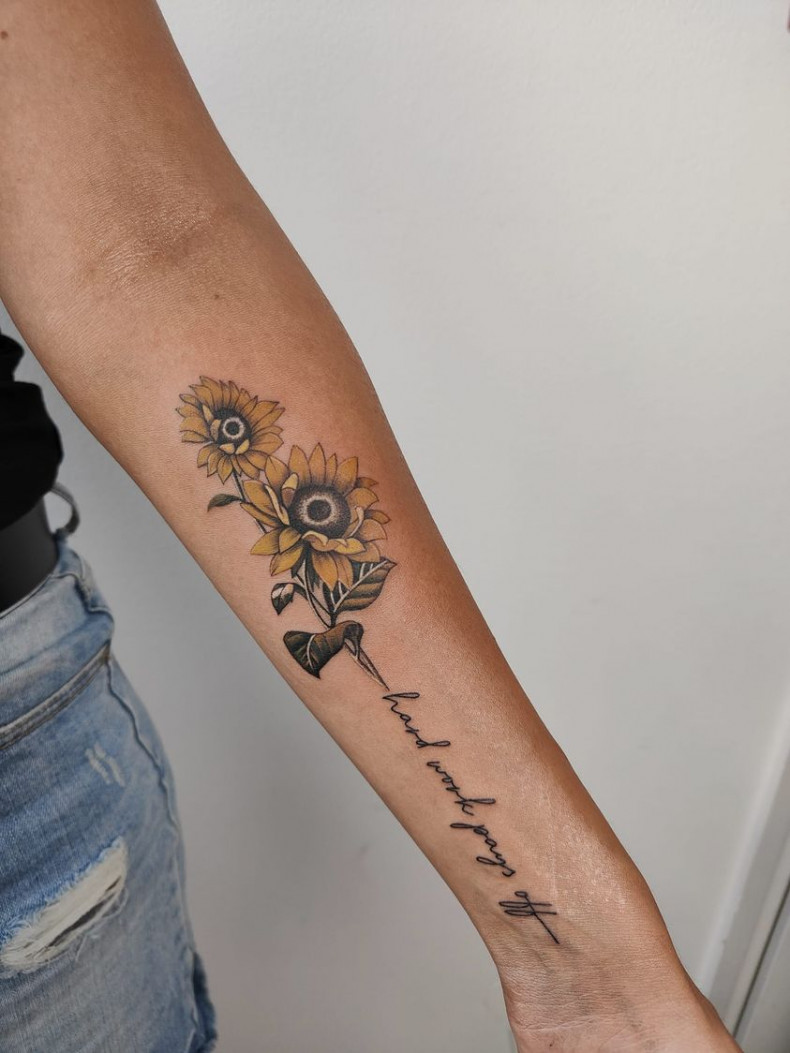 Frauen Arm schriftzug, photo - Tattoo-Studio Crazy Snake