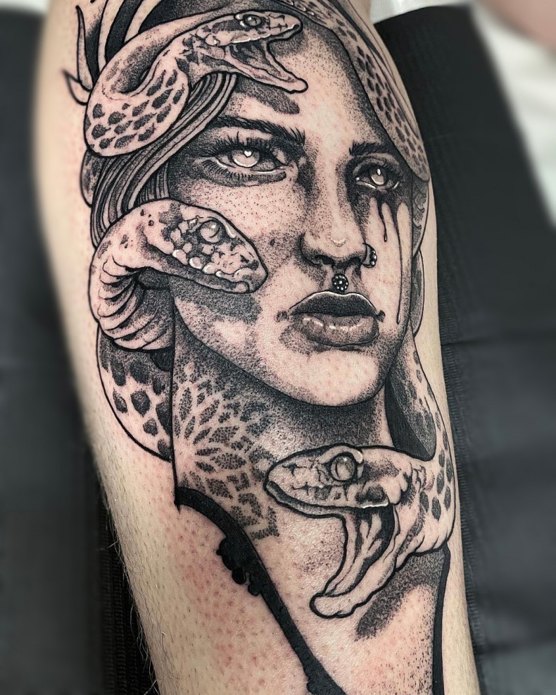 Schlangen Arm Meduse, photo - Tattoo-Studio Glorious Art