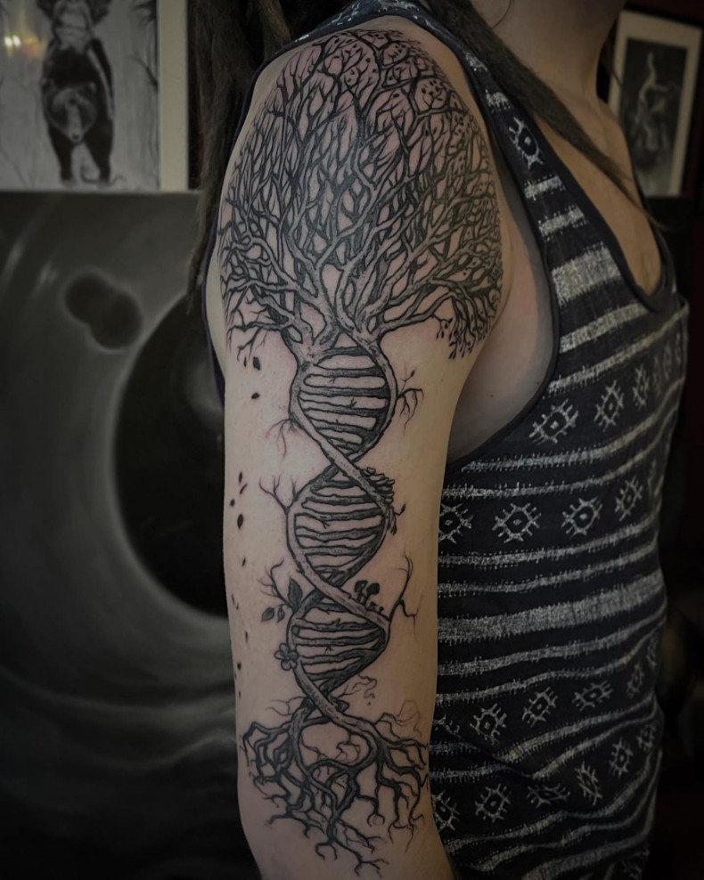 Men arm tree, photo - Tattoo Studio Koppschoss