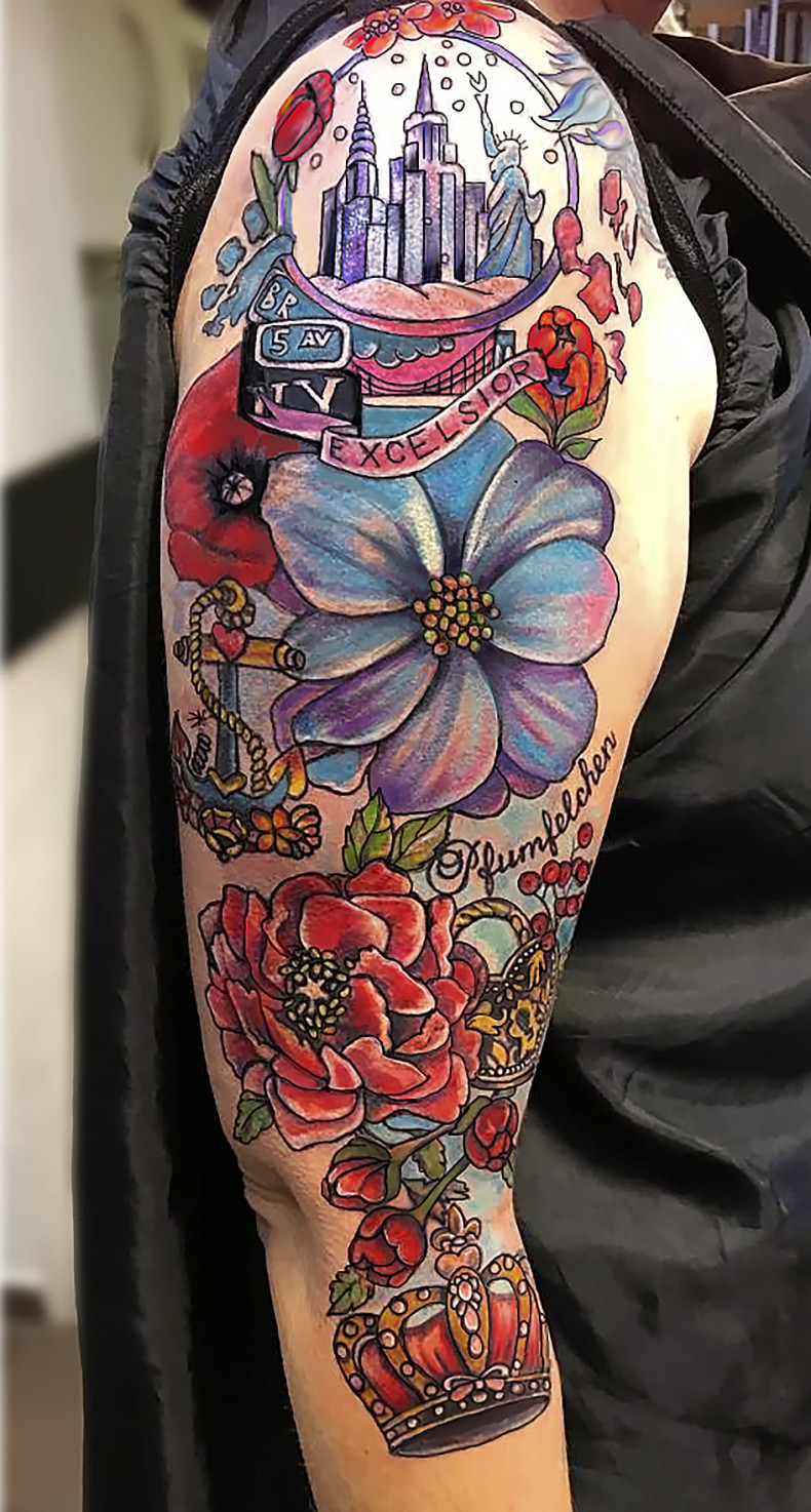 Schulter bunt Blumen, photo - Tattoo-Studio KunstLust