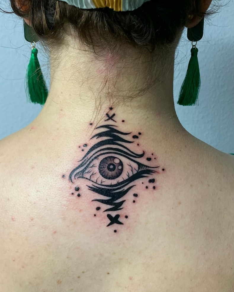 Frauen auge rücken, photo - Tattoo-Studio Blutgeld