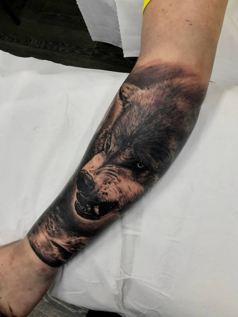 Männer Wolf Arm, photo - Tattoo-Studio Back2Black