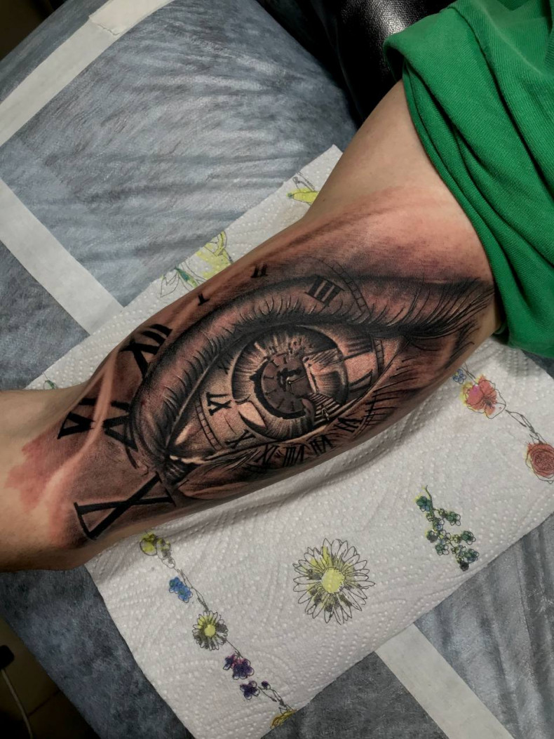 Männer auge Arm, photo - Tattoo-Studio Back2Black