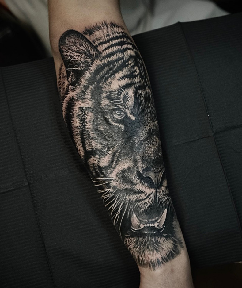 Männer Arm Realismus, photo - Tattoo-Studio Heiligtümer Tattoo