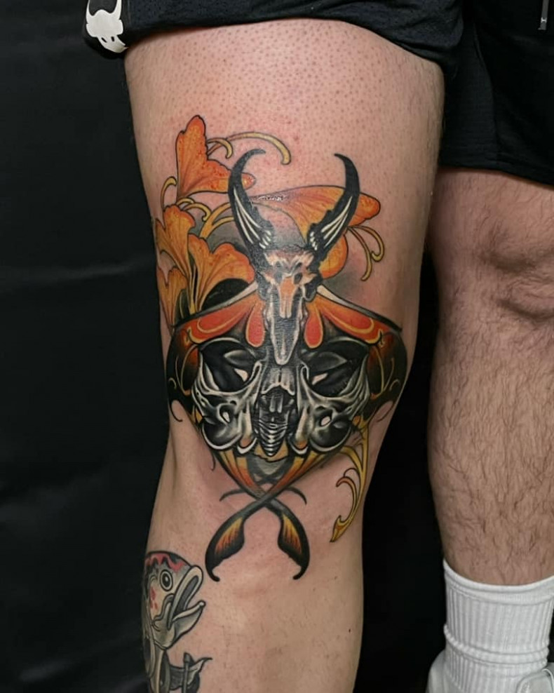 Männer motten Knie, photo - Tattoo-Studio Heiligtümer Tattoo