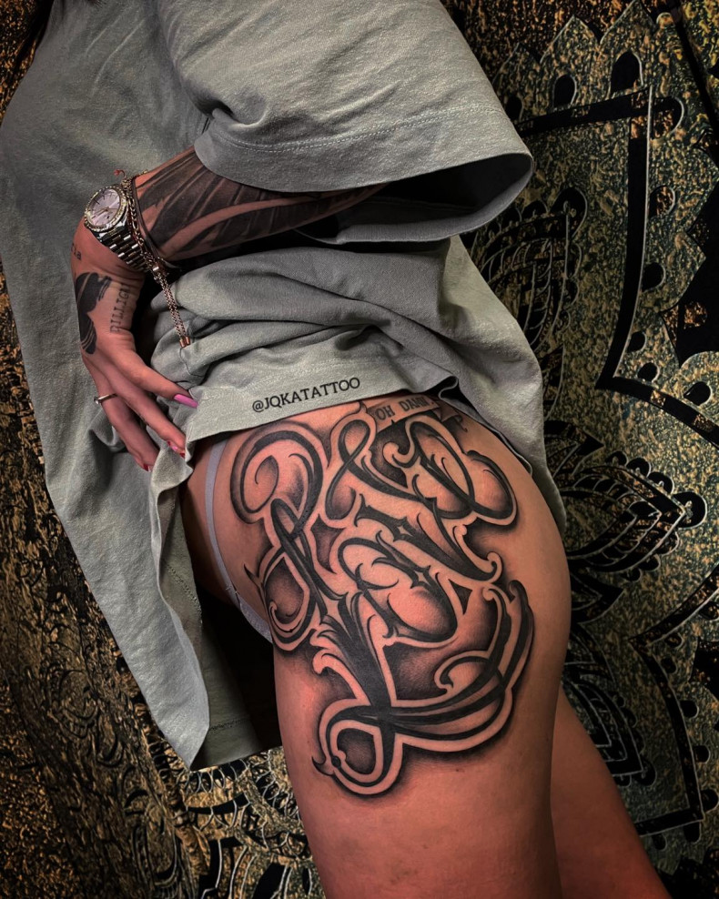 Frauen Beschriftung Oberschenkel, photo - Tattoo-Studio Tattoo by JQKA