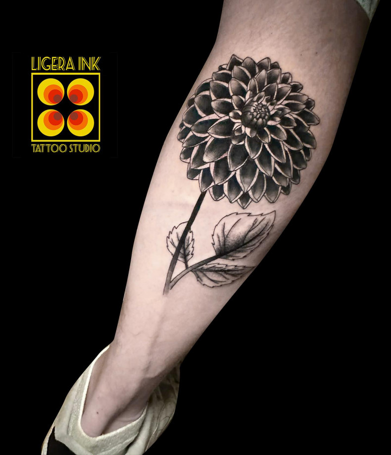 Men calf flower, photo - Tattoo Studio Ligera Ink.