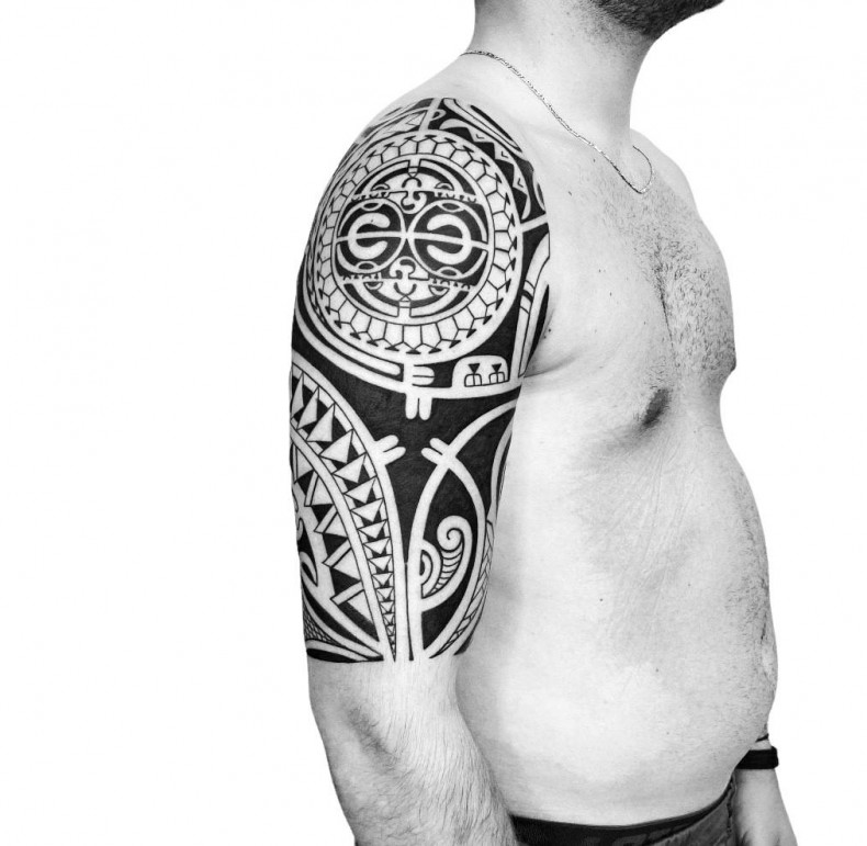 Men shoulder polynesian, photo - Tattoo Studio Luigi Marchini