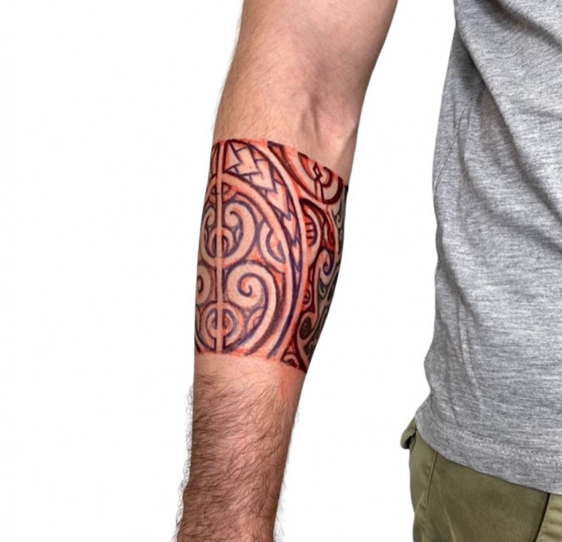 Men arm bracelet, photo - Tattoo Studio Luigi Marchini