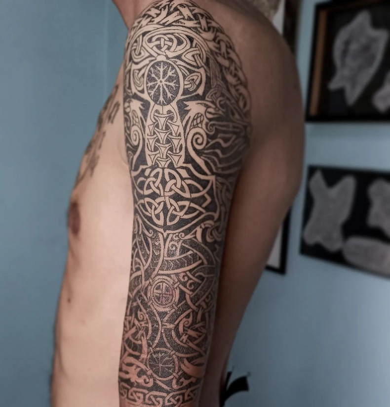 Men sleeve pattern, photo - Tattoo Studio Mad Monkey Tattoo