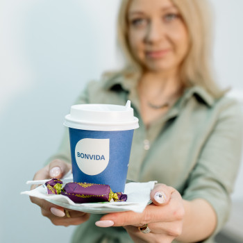 В студии угостим вас кофе с сиропами и конфетками ?☕️