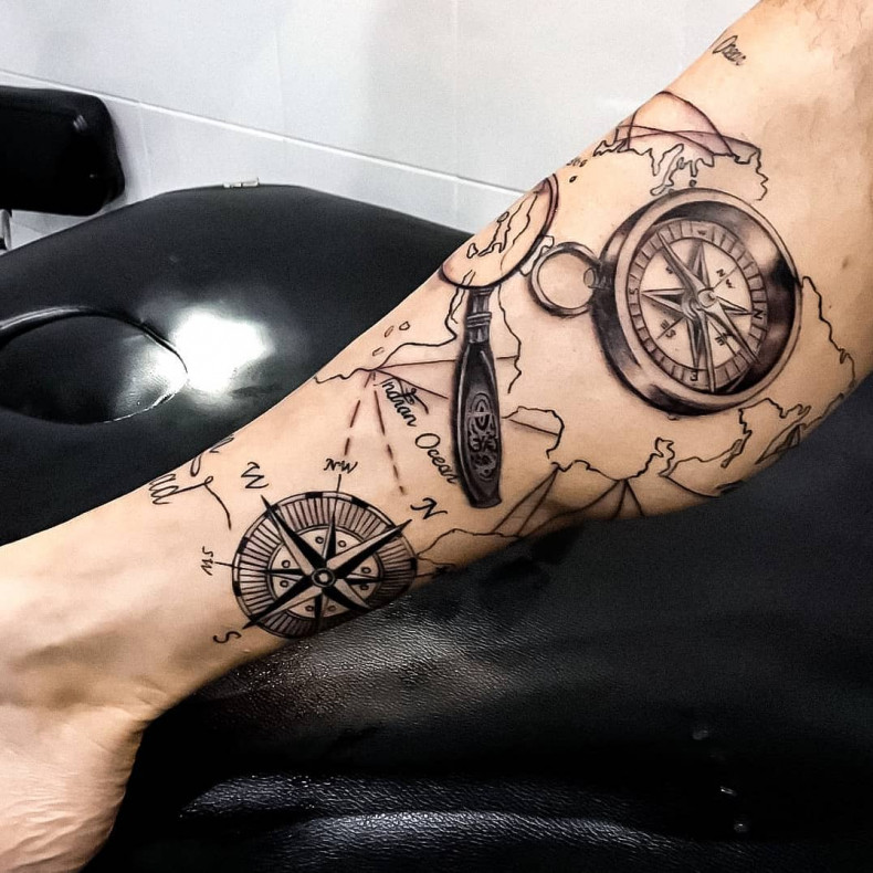 Men map compass, photo - Tattoo Studio Symposium