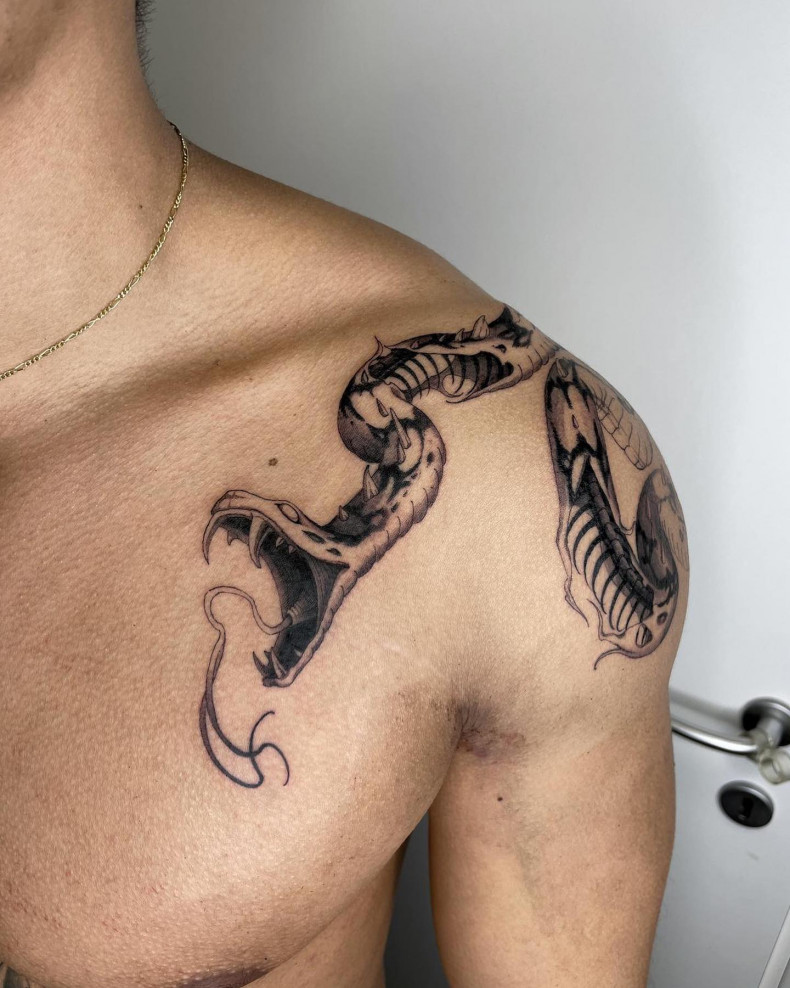 Men snake shoulder, photo - Tattoo Studio Electric Wizard