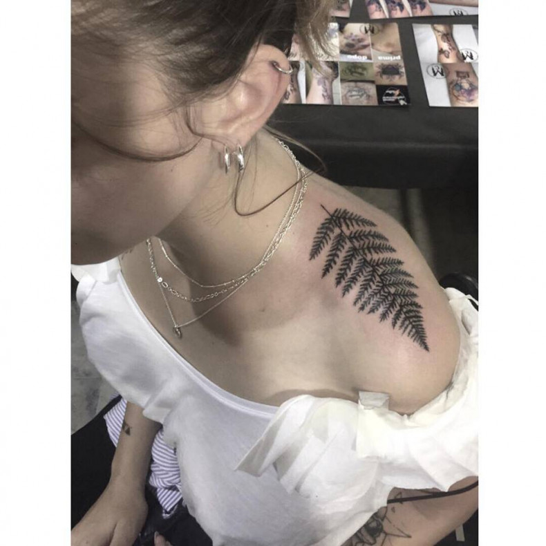 Women shoulder fern, photo - Tattoo Studio La Galleria dell' Inchiostro