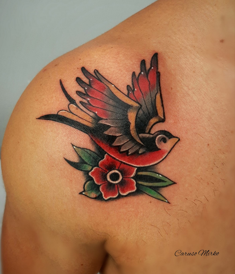 Swallow shoulder old school, photo - Tattoo Studio Real 75