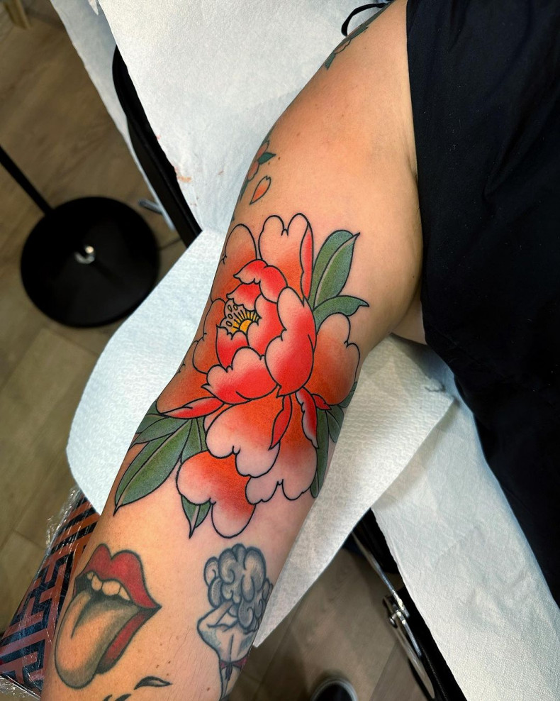 Arm colorful flower, photo - Tattoo Studio Well Done