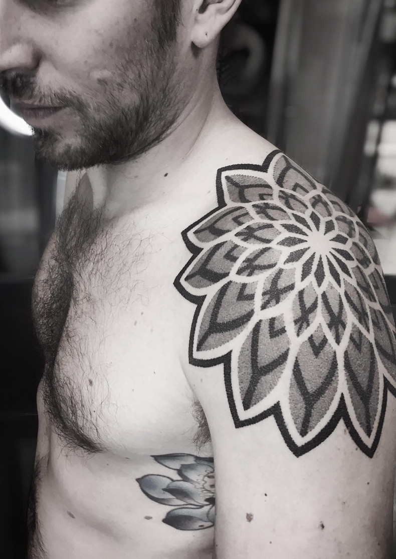 Men mandala shoulder, photo - Tattoo Studio Sundance