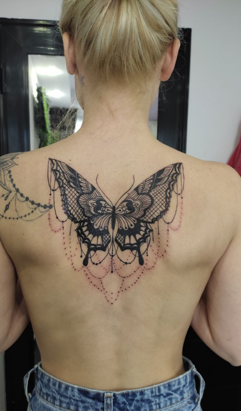 Frauen schmetterling rücken, photo - Tattoo-Meister Oksana Marinova