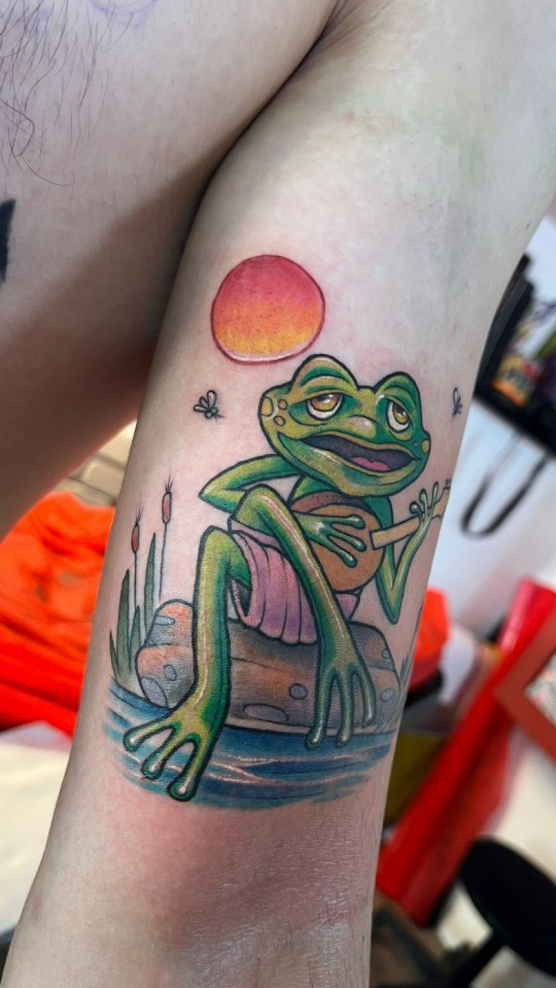 Arm frog cartoons, photo - Tattoo Master Michael Shamordin