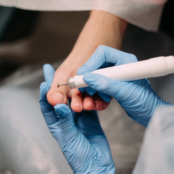 Обработка большого пальца ноги