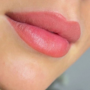 Перманентный макияж губ в технике помадный прокрас
                    Мастер татуажа Ксения Остапенко Москва