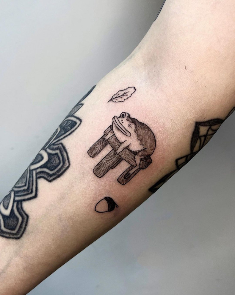 На руке лягушка, photo - Тату салон Bad Idea Tattoos