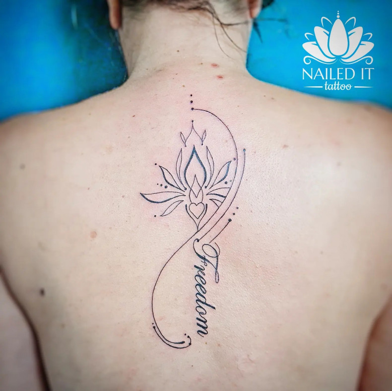 Women lotus flower back, photo - Tattoo Studio Nailed It