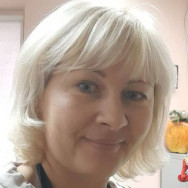 Manicurist Alena Holon,