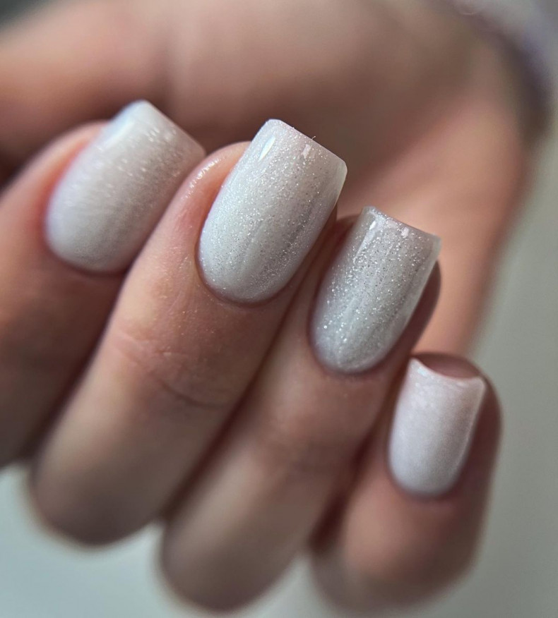 White glitter, photo - Manicurist Yuliya