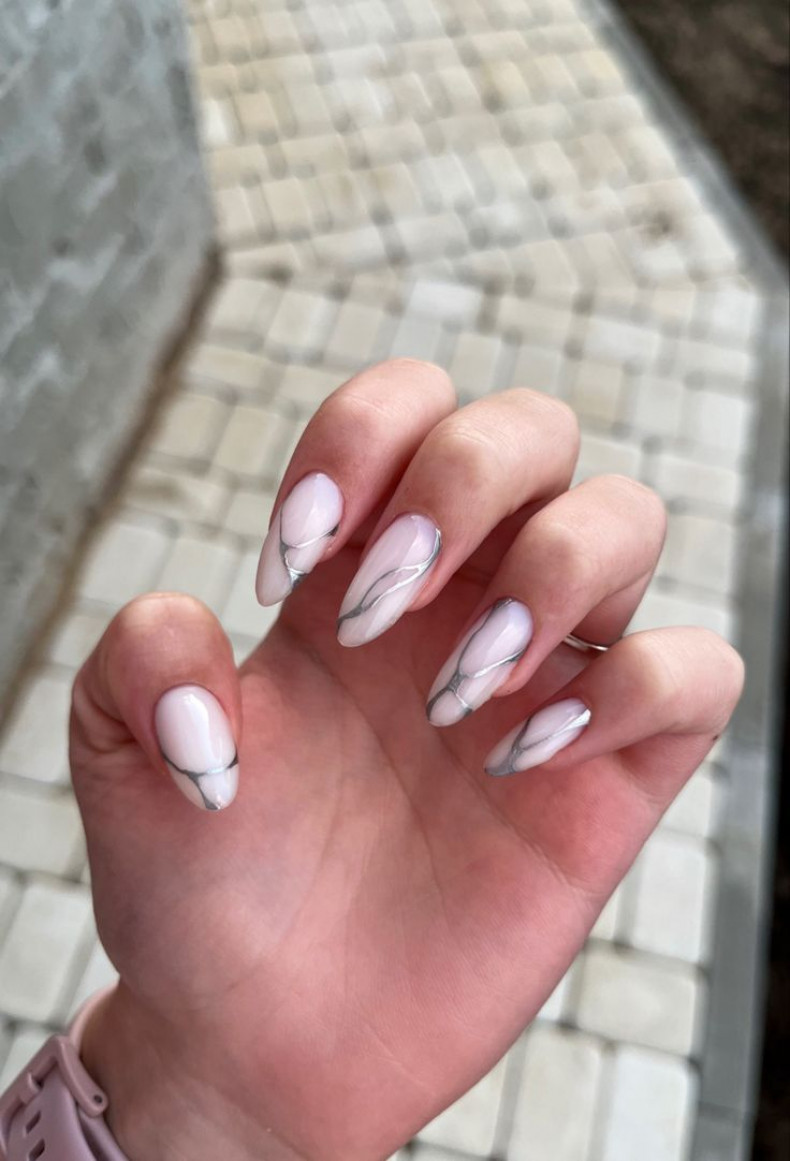 Almond milky silver, photo - Manicurist Alia Sharma