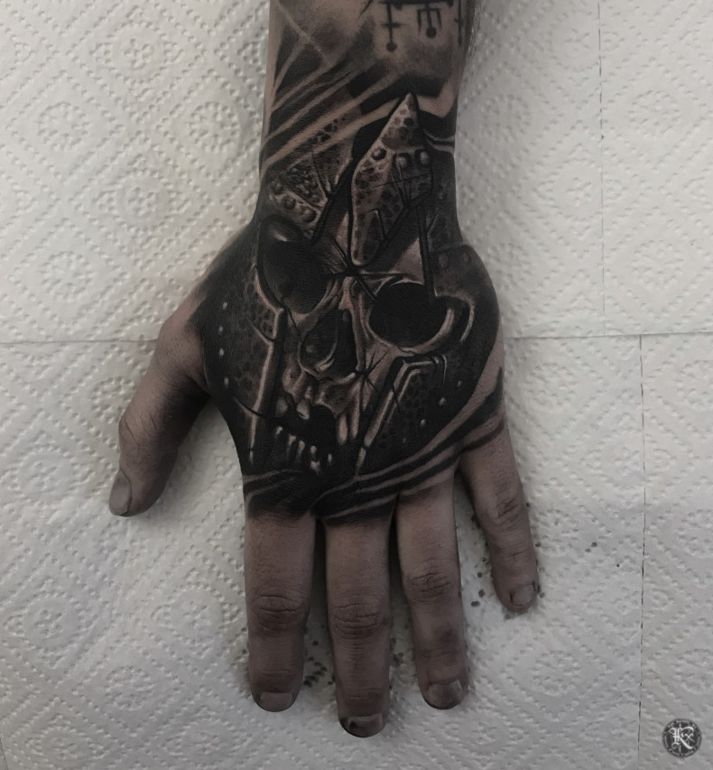 Hand skull, photo - Tattoo Studio Kinky Needle