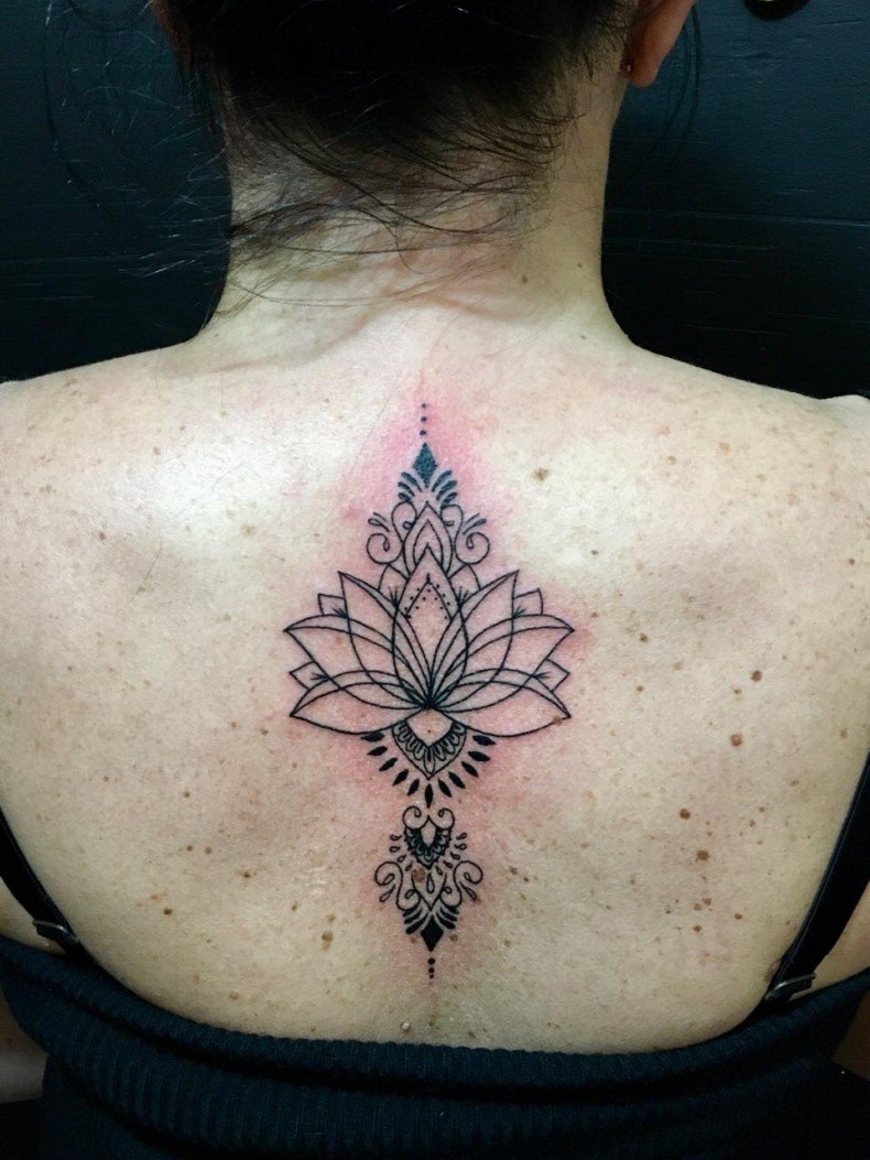 Women lotus flower back, photo - Tattoo Studio Lucky Seven