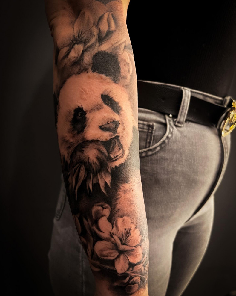 Mężczyźni ramię panda, photo - Studio tatuażu Lins Tattoo