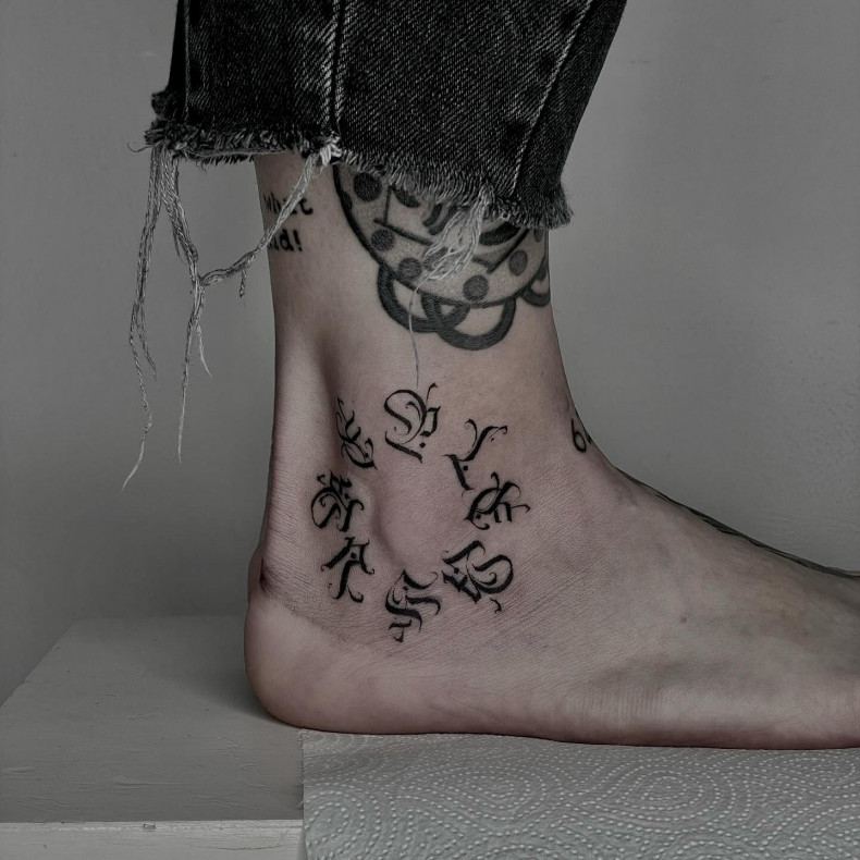 Women leg letter, photo - Tattoo Studio Dziady