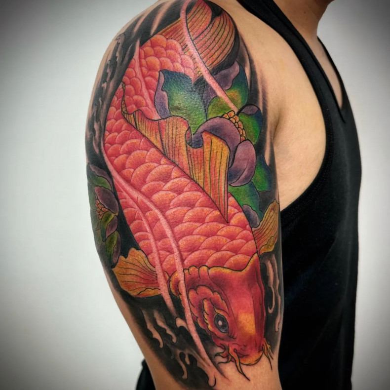 Men carp shoulder, photo - Tattoo Studio Pańska Skórka Studio