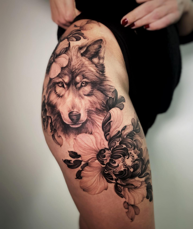 Women wolf thigh, photo - Tattoo Master Dorota Masalska