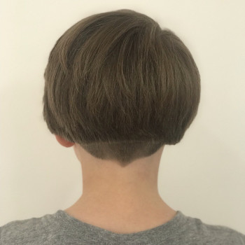 Стрижка среде-короткая женская