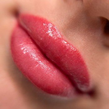 Перманентный макияж губы