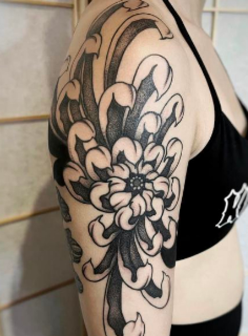 Women arm flower, photo - Tattoo Studio 10 Thousand Foxes