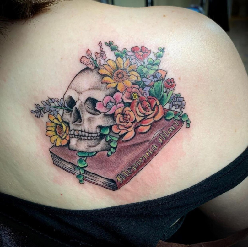 Women book shoulder, photo - Tattoo Studio Village Tattoo