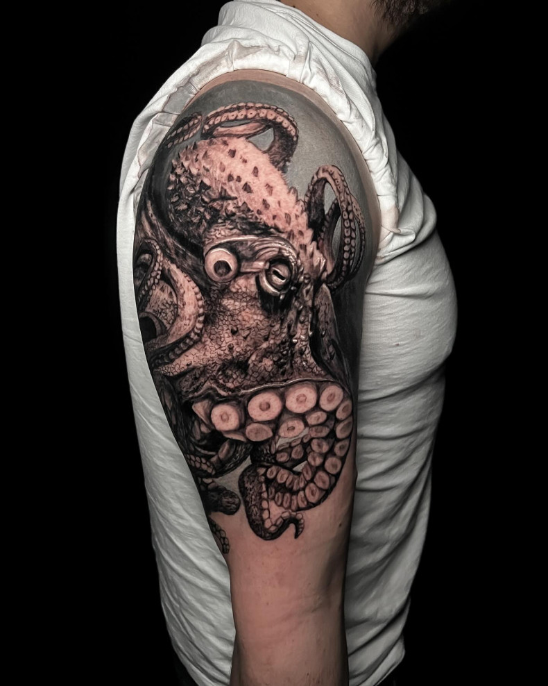 Men shoulder octopus, photo - Tattoo Studio Inknation Studio