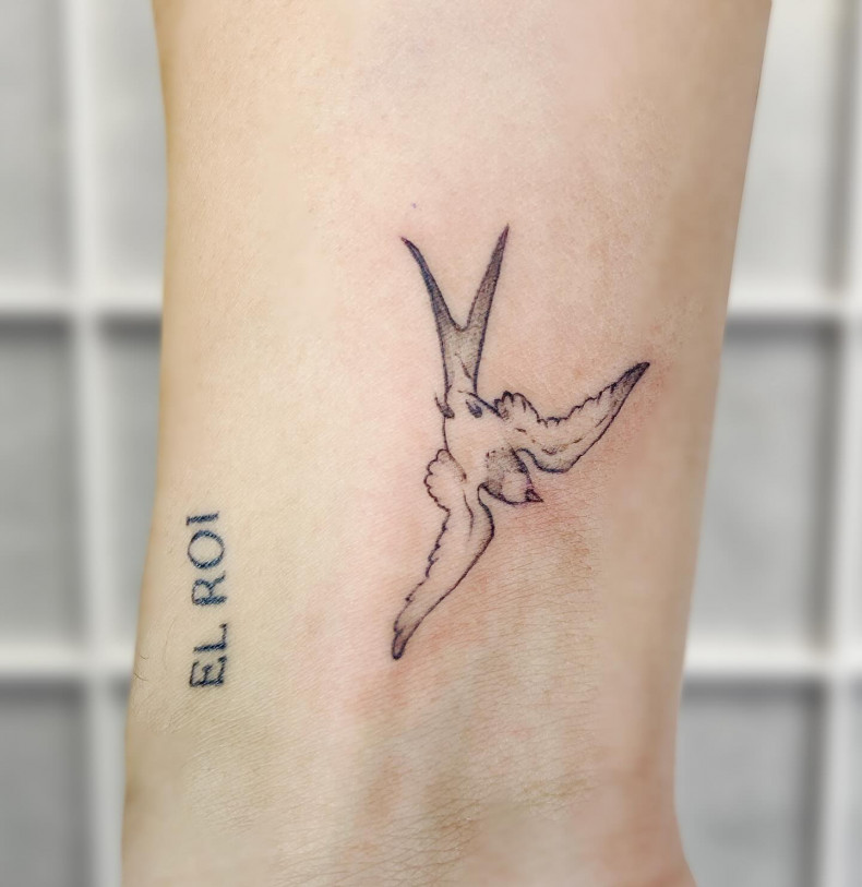 Small mini bird, photo - Tattoo Studio White Rabbit