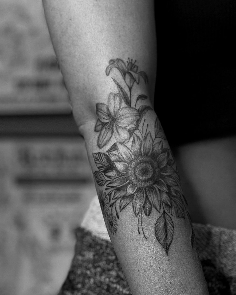 Women arm lily, photo - Tattoo Master Roman