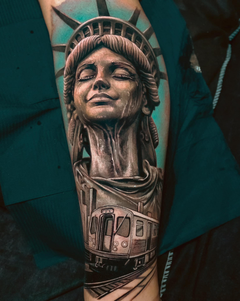 Männer Arm Freiheitsstatue, photo - Tattoo-Meister Yomico Moreno